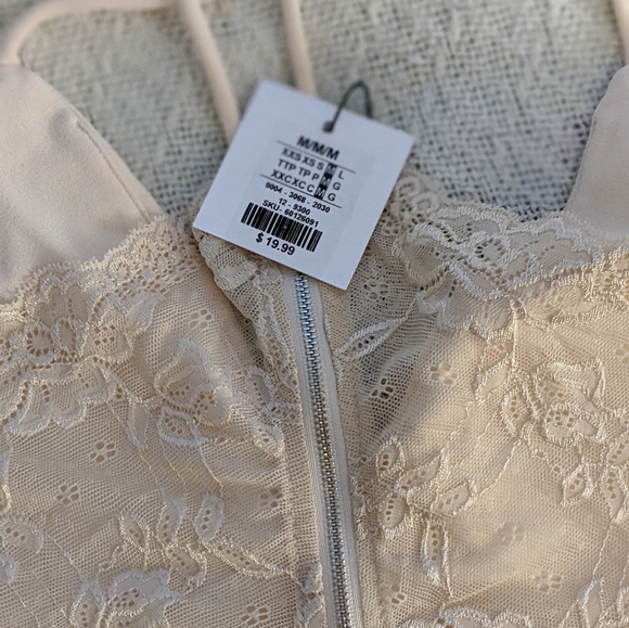 Cream Crop top with Front Padding a Lace Back - Picture 3 of 3